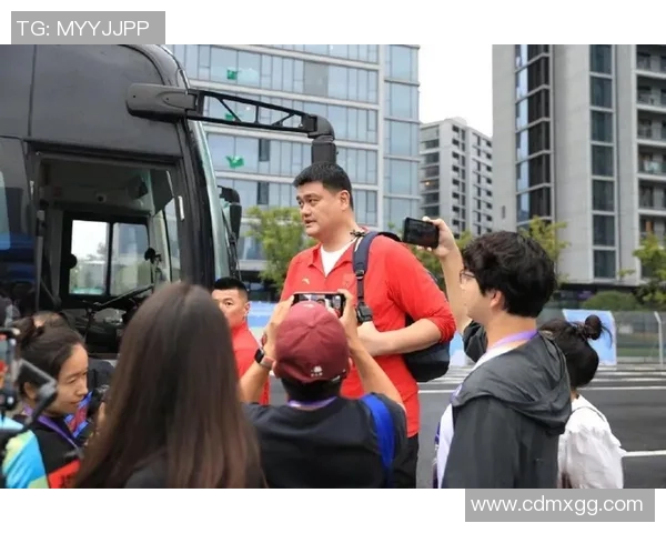 姚明杭州亮相亲自回应引热议希望传递正能量到美国 姚明杭州亮相亲自回应引热议希望传递正能量到美国